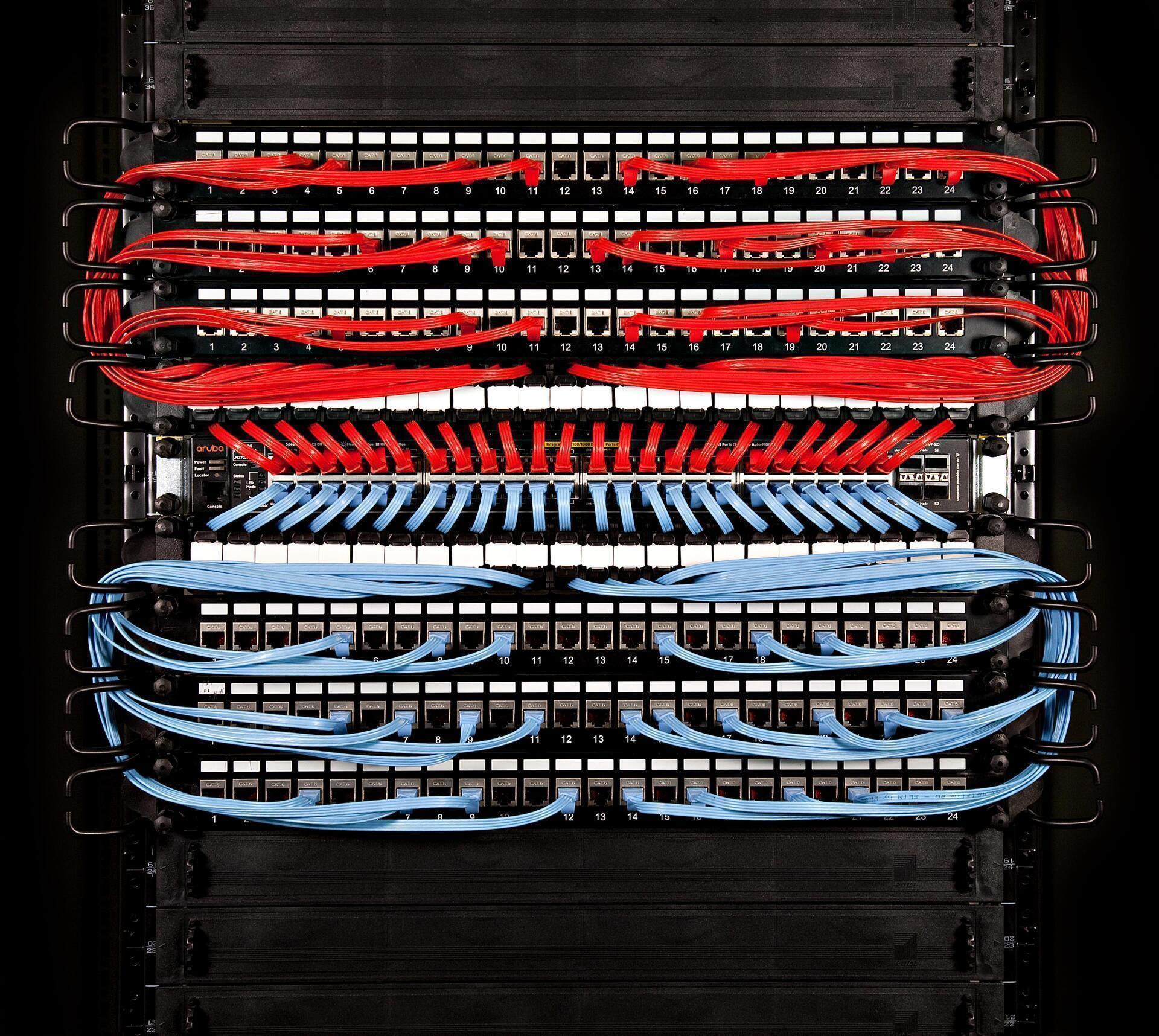 PATCHBOX PLUS+ - Kabeleinzugssystem - RAL 9005 (P60STPXC6AX24G)